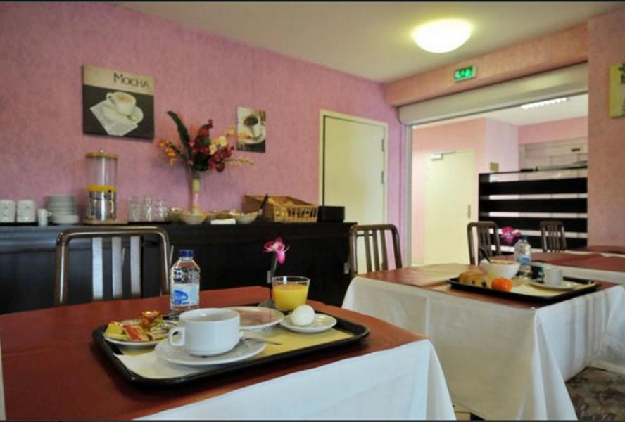 Kuchyň nebo kuchyňský kout v ubytování Prim Hotel Reims
