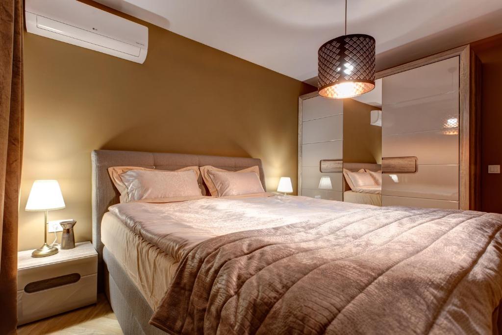 Silver & Gold Apartment - One-Bedroom Apartment