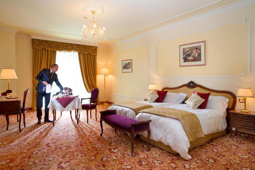 Postel nebo postele na pokoji v ubytování Hotel Due Torri