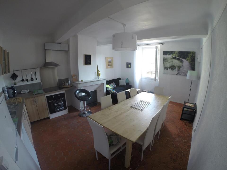 Le Thoronet Appartement في لو ثوروني: مطبخ وغرفة طعام مع طاولة وكراسي
