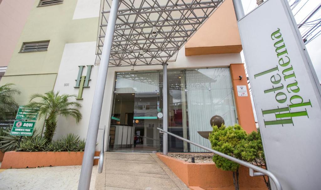 un bâtiment avec un panneau devant lui dans l'établissement Hotel Ipanema de Sorocaba, à Sorocaba