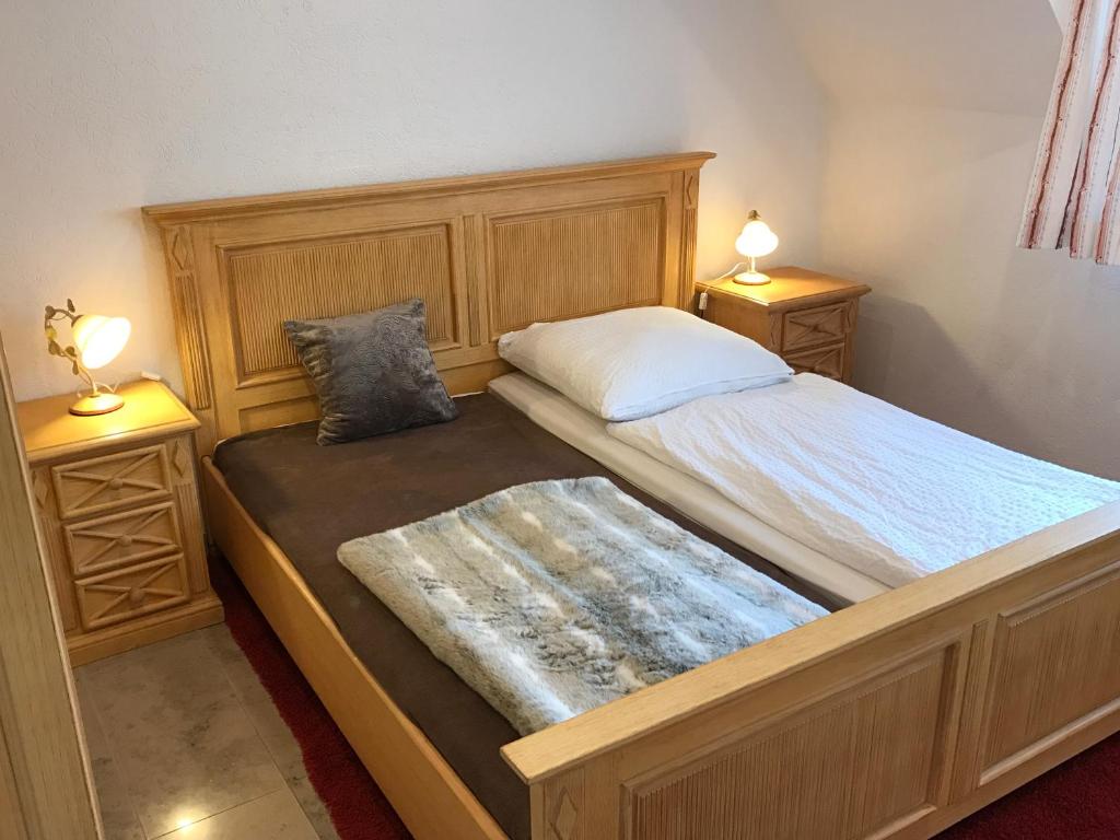سرير أو أسرّة في غرفة في Landhotel Rangau Gasthof & Brennerei