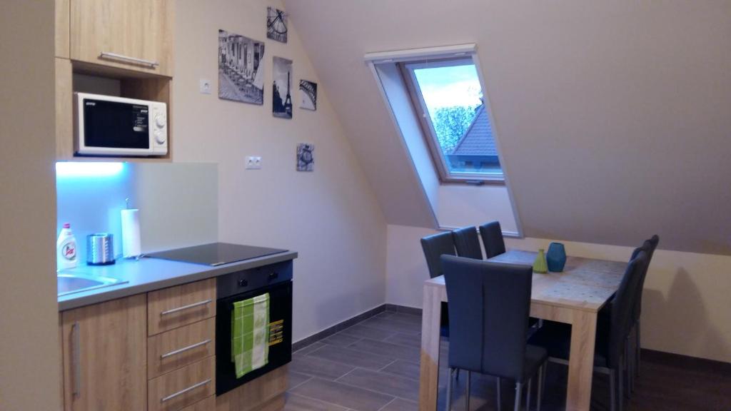 Kuchnia lub aneks kuchenny w obiekcie Tahiti apartman