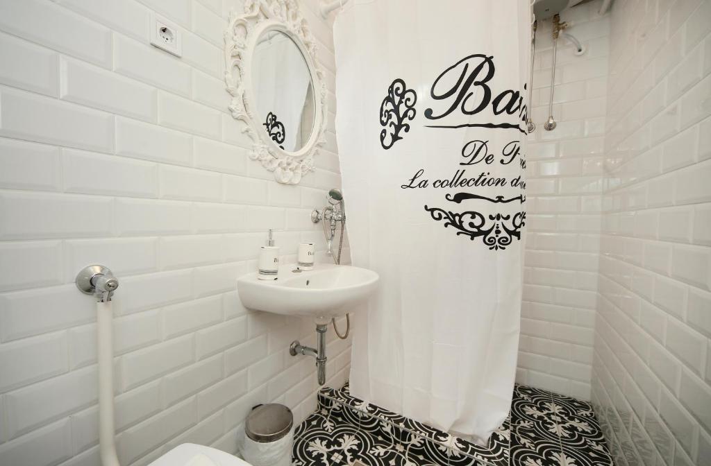 A bathroom at Öreg Malom Apartmanház