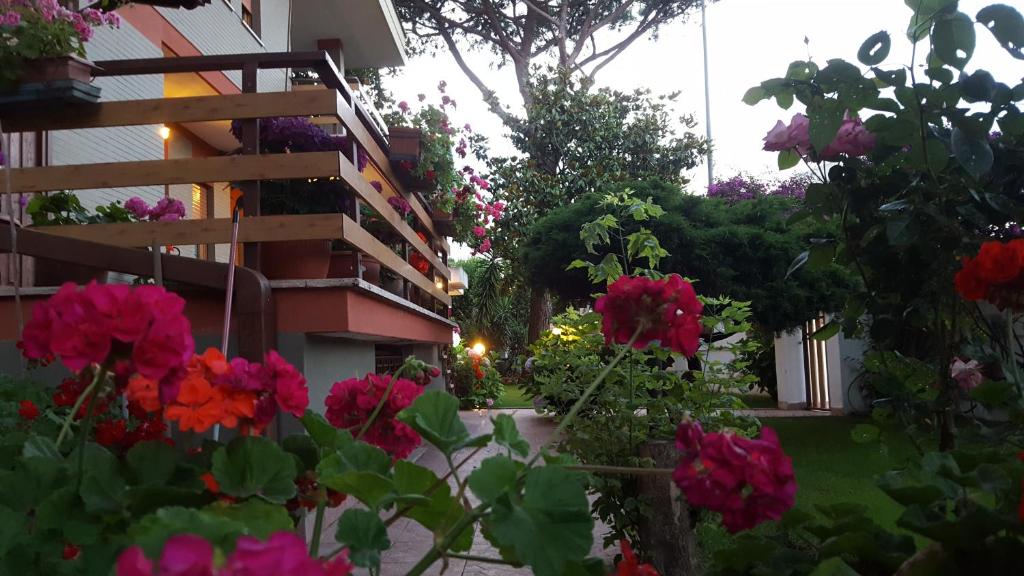 un jardín con flores frente a un edificio en B&B Domus Gratiae, en Ostia Antica