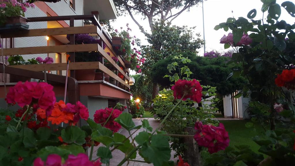 ogród z kwiatami przed budynkiem w obiekcie B&B Domus Gratiae w mieście Ostia