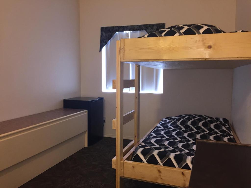 Postel nebo postele na pokoji v ubytování Invermere Hostel