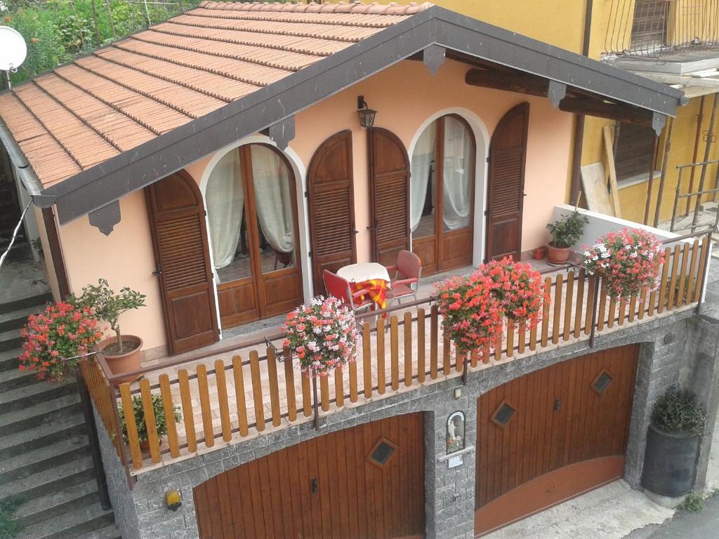 Balkón nebo terasa v ubytování Chalet con Piscina