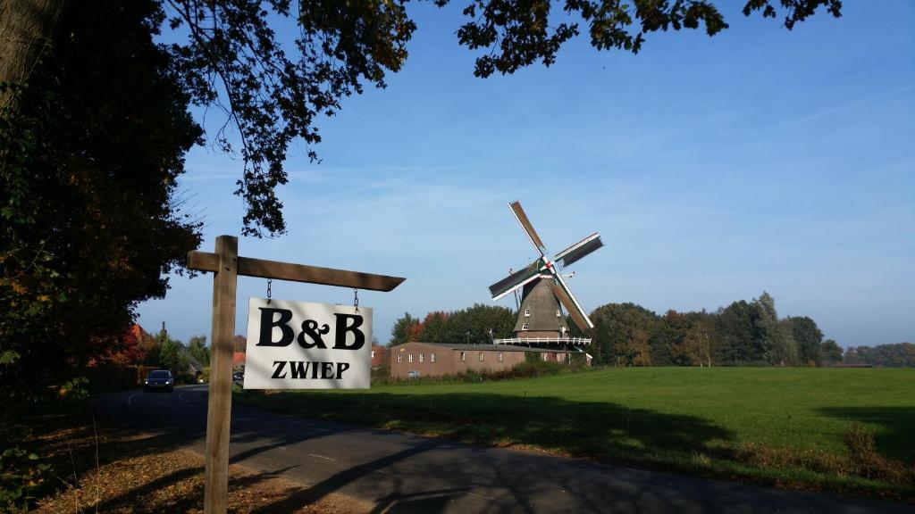 una señal frente a un molino de viento con una señal beb zener en B&B Zwiep, en Lochem