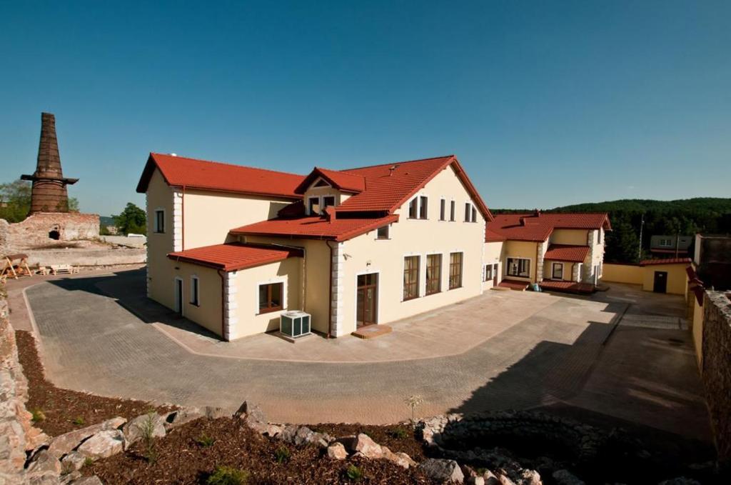 una grande casa bianca con un faro sullo sfondo di Chelosiowy Dworek a Kielce