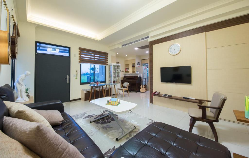 TV a/nebo společenská místnost v ubytování Guitar Charm B&B
