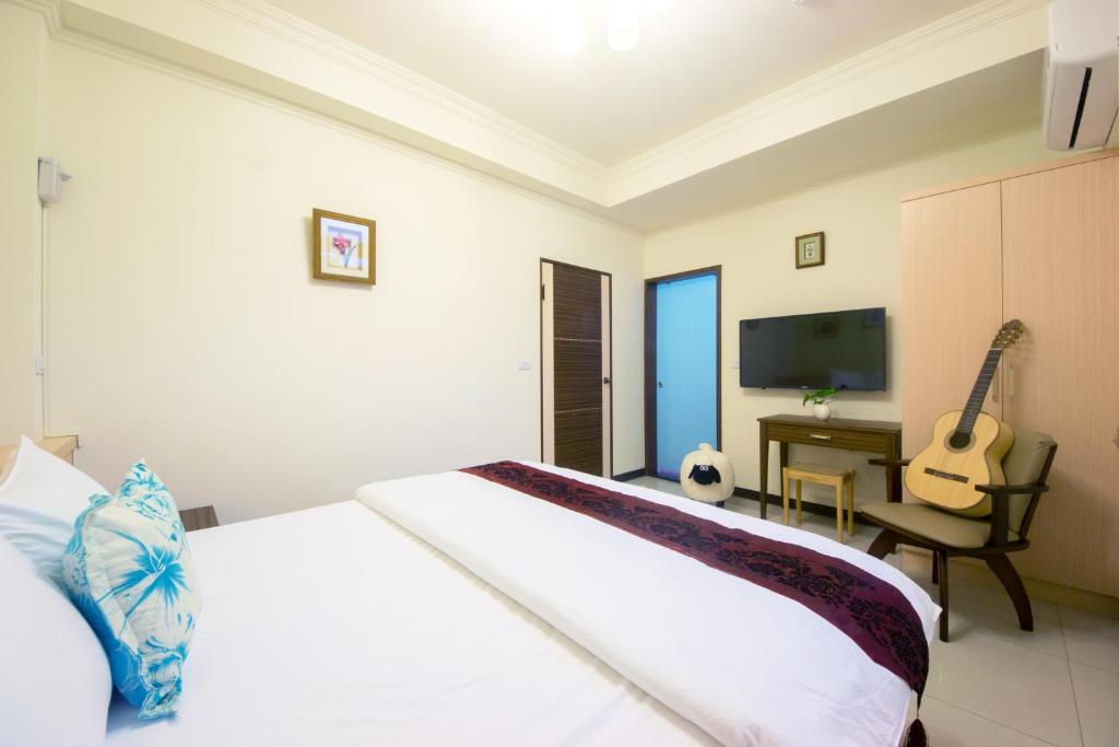 TV a/nebo společenská místnost v ubytování Guitar Charm B&B