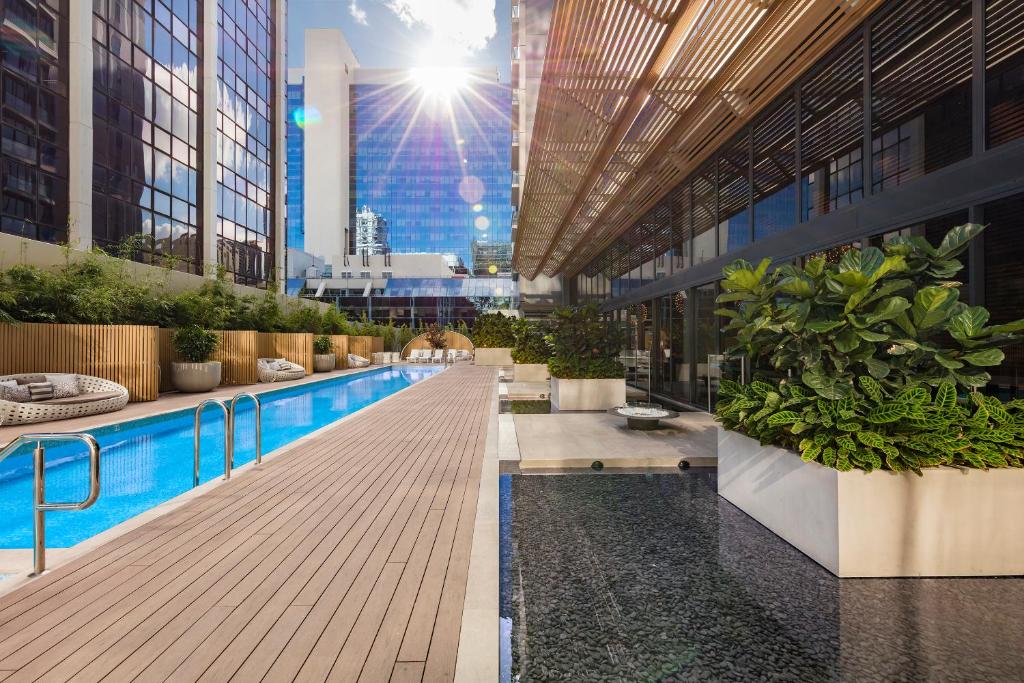 Bazén v ubytování SKYE Hotel Suites Parramatta nebo v jeho okolí