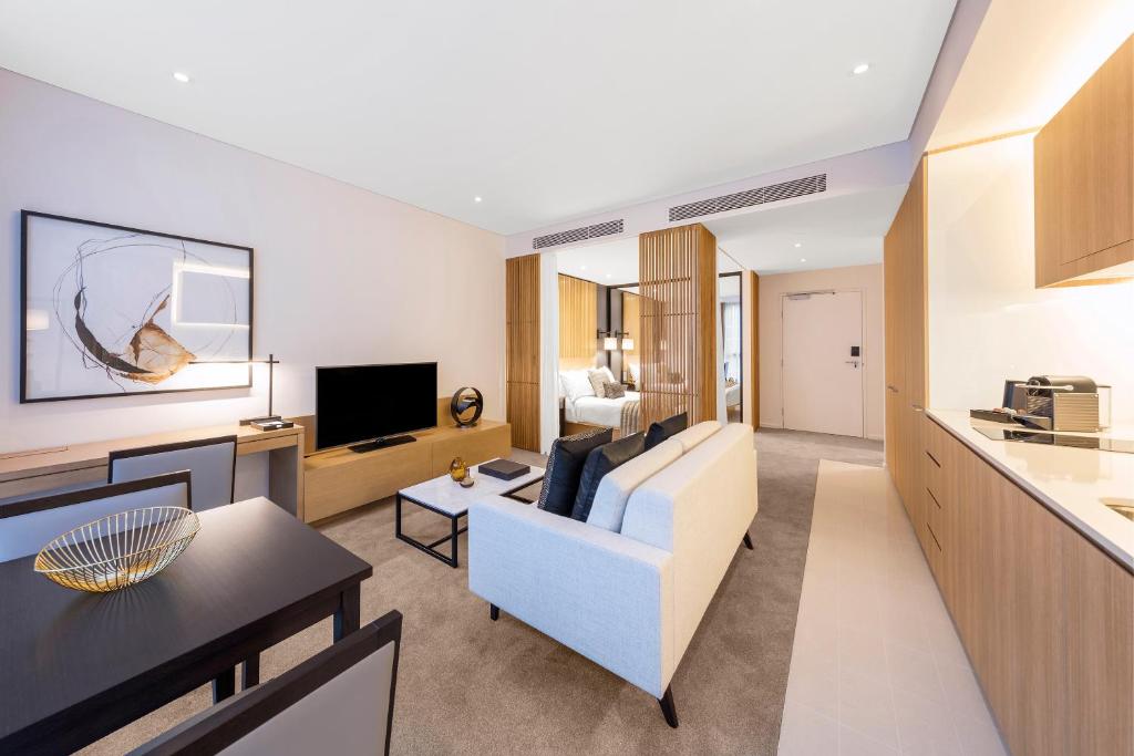 TV a/nebo společenská místnost v ubytování SKYE Hotel Suites Parramatta