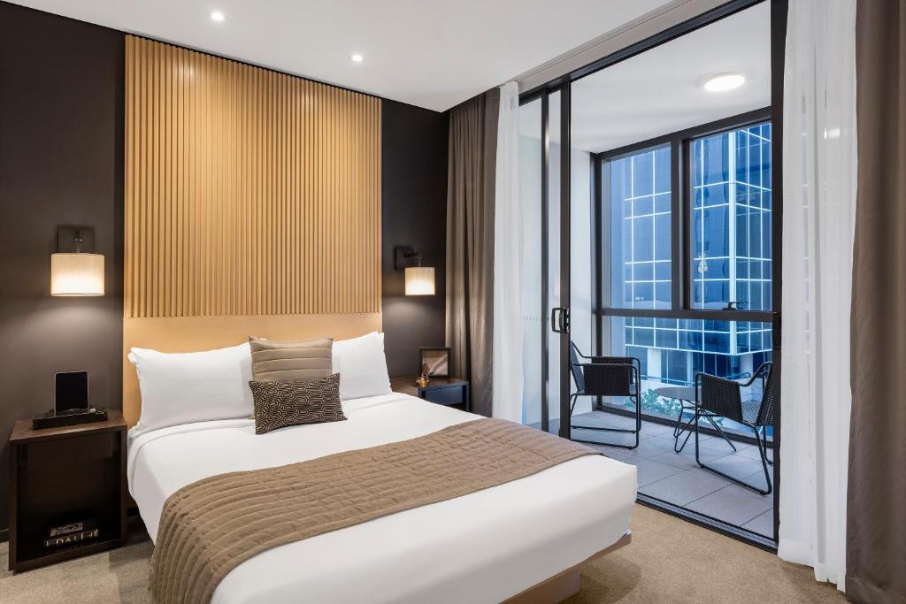 Postel nebo postele na pokoji v ubytování SKYE Hotel Suites Parramatta