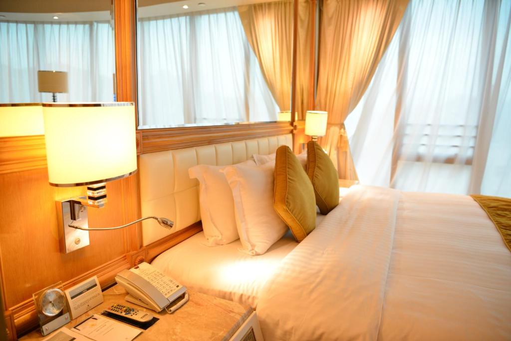 Voodi või voodid majutusasutuse Regal Hongkong Hotel toas