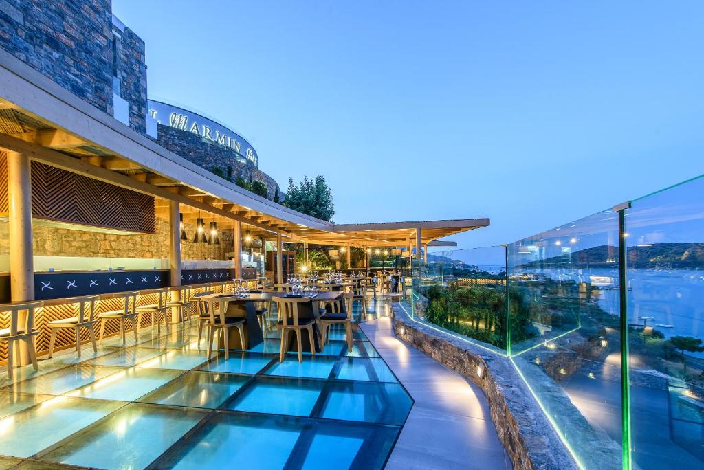 Bazén v ubytovaní Royal Marmin Bay Boutique & Art Hotel alebo v jeho blízkosti