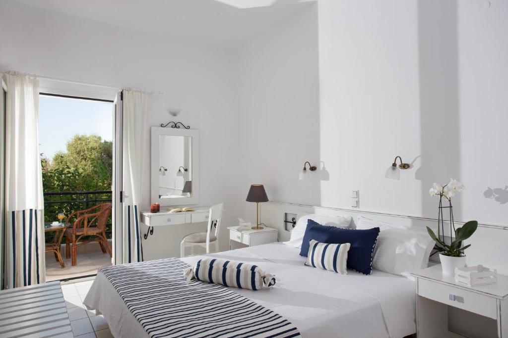 Postel nebo postele na pokoji v ubytování Iris Beach Hotel