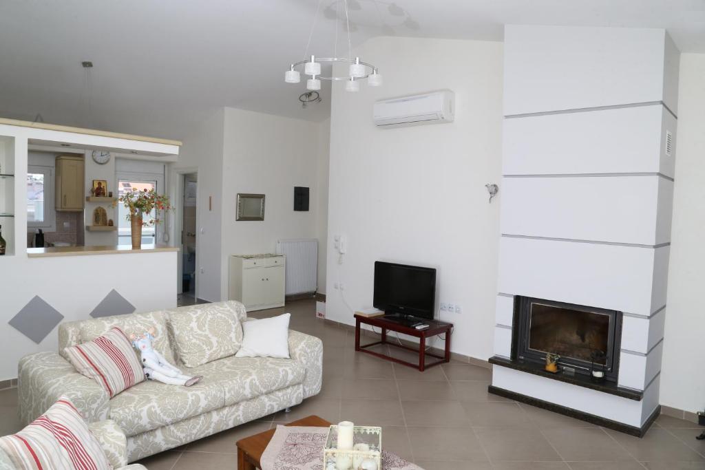 A television and/or entertainment centre at Konstantinos Luxury Apartment