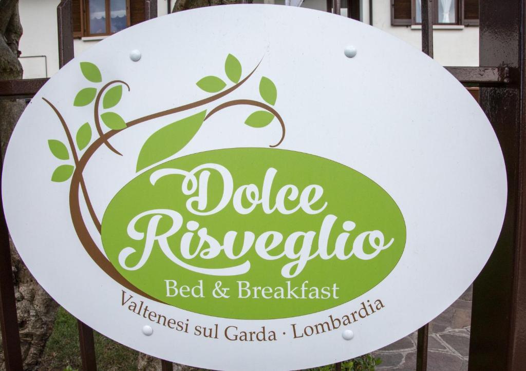 a sign for a dolce reflexivo bed and breakfast at B&B Dolce Risveglio in Puegnago
