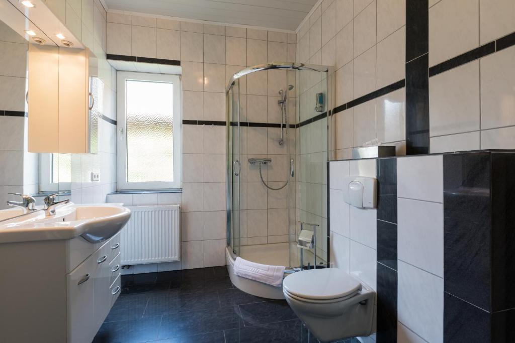 Koupelna v ubytování Hotel am Rosenplatz,24 Stunden Check in, kostenfreie Parkplätze