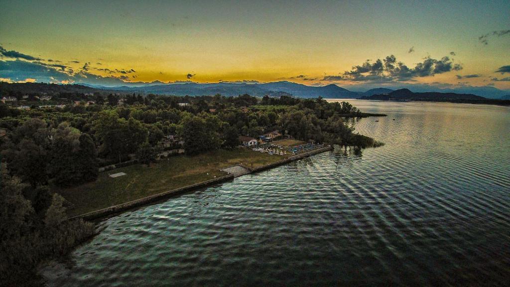 une île au milieu d'une grande masse d'eau dans l'établissement Ritratto sul Lago B&B, à Dormelletto