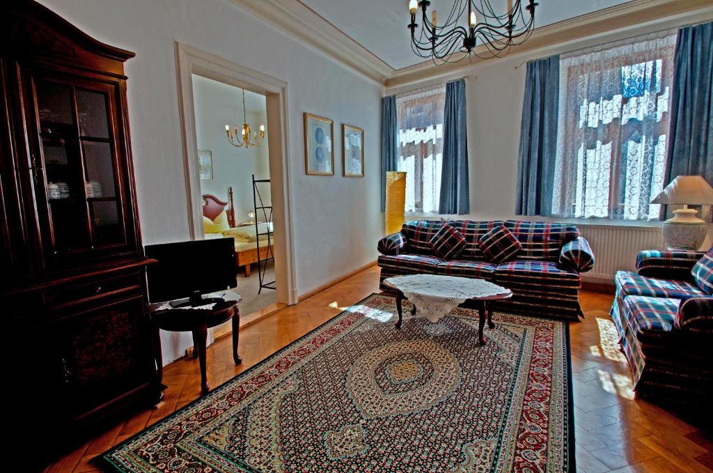 una sala de estar con un sofá y una mesa en Altstadt Appartements, en Augsburg