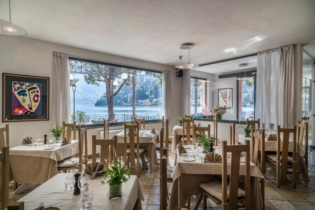 Reštaurácia alebo iné gastronomické zariadenie v ubytovaní Hotel Lenno