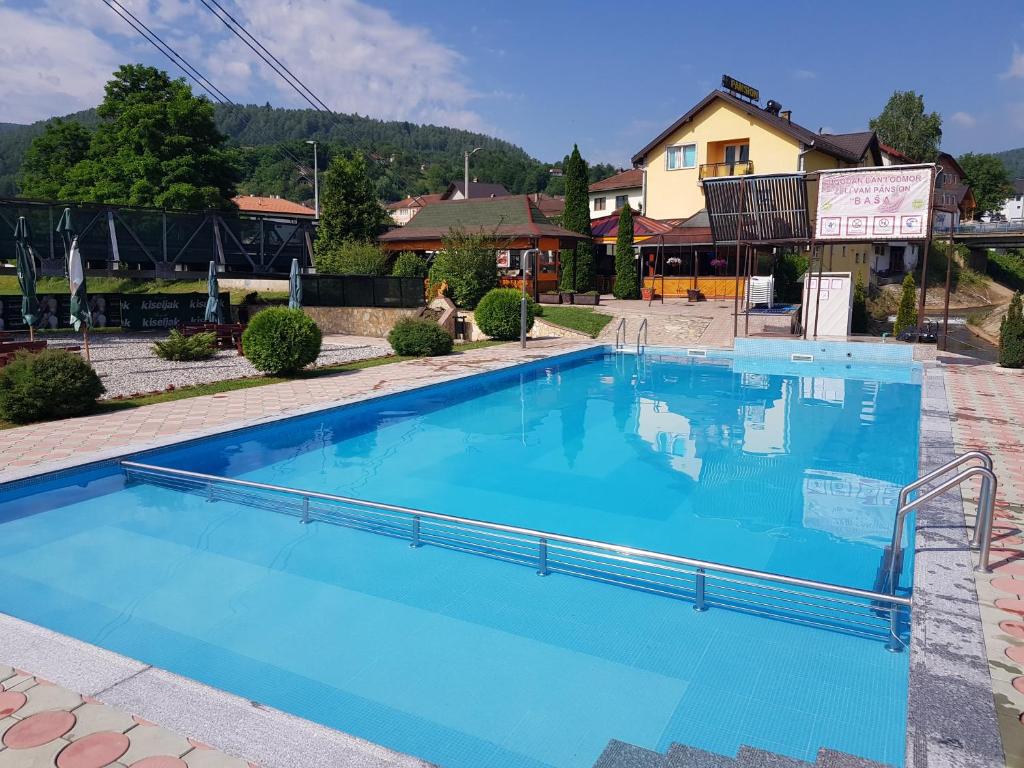Ustikolina的住宿－Pansion Baša，大楼前的大型蓝色游泳池