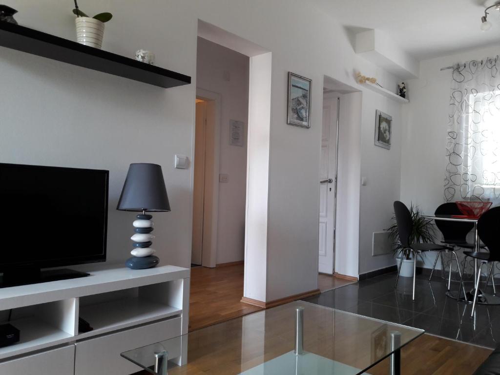 TV a/nebo společenská místnost v ubytování Apartments Ruzica