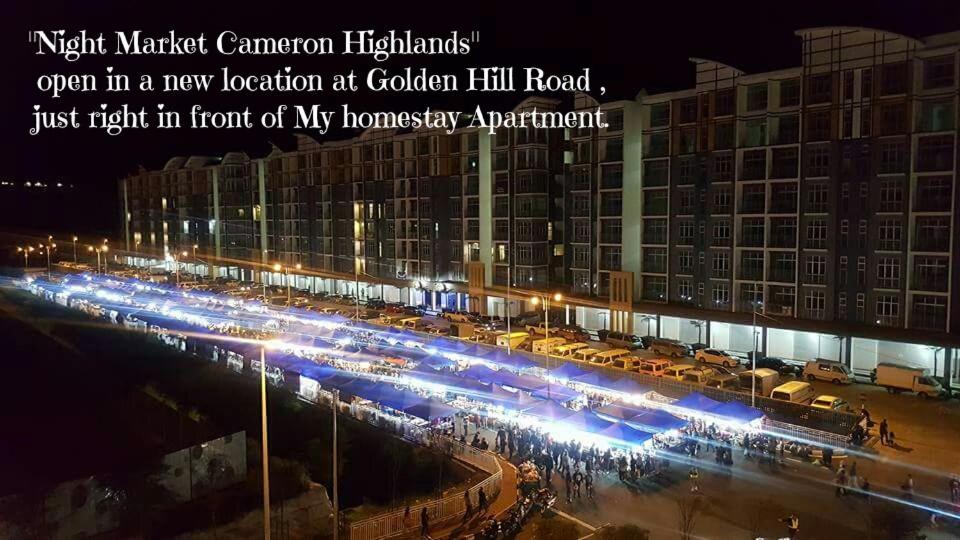 een groep auto's geparkeerd op een parkeerplaats 's nachts bij Feel Homestay in Cameron Highlands