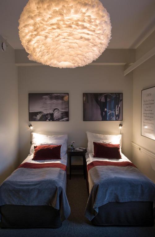 Postel nebo postele na pokoji v ubytování Fredriksten Hotell