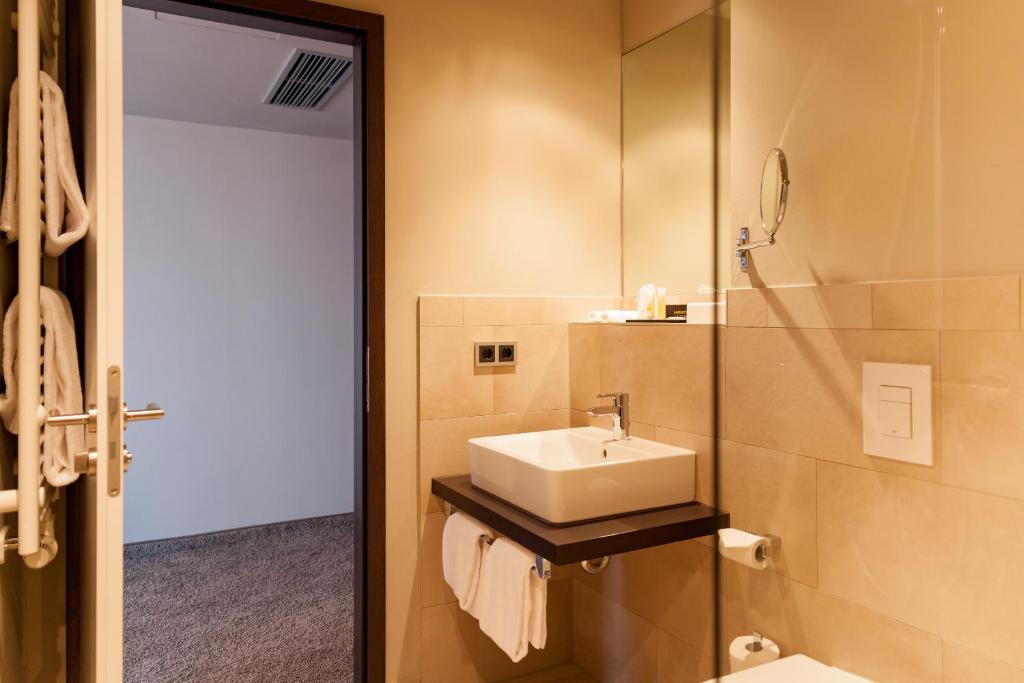 Koupelna v ubytování Hotel Platzhirsch