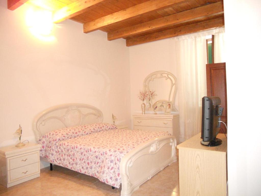 アルゲーロにあるGuest House Efisioのベッドルーム(白いベッド1台、テレビ付)