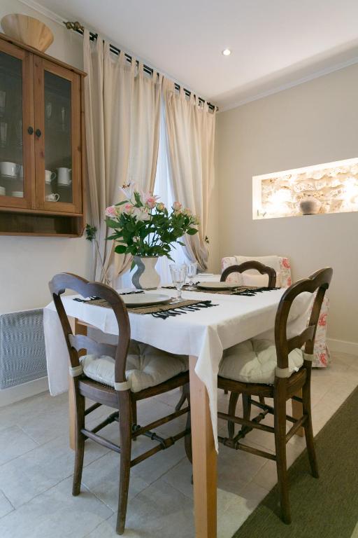 رزرو هتل، Quartier Latin Apartments 3 آپارتمان برای انتخاب! | 09037376597