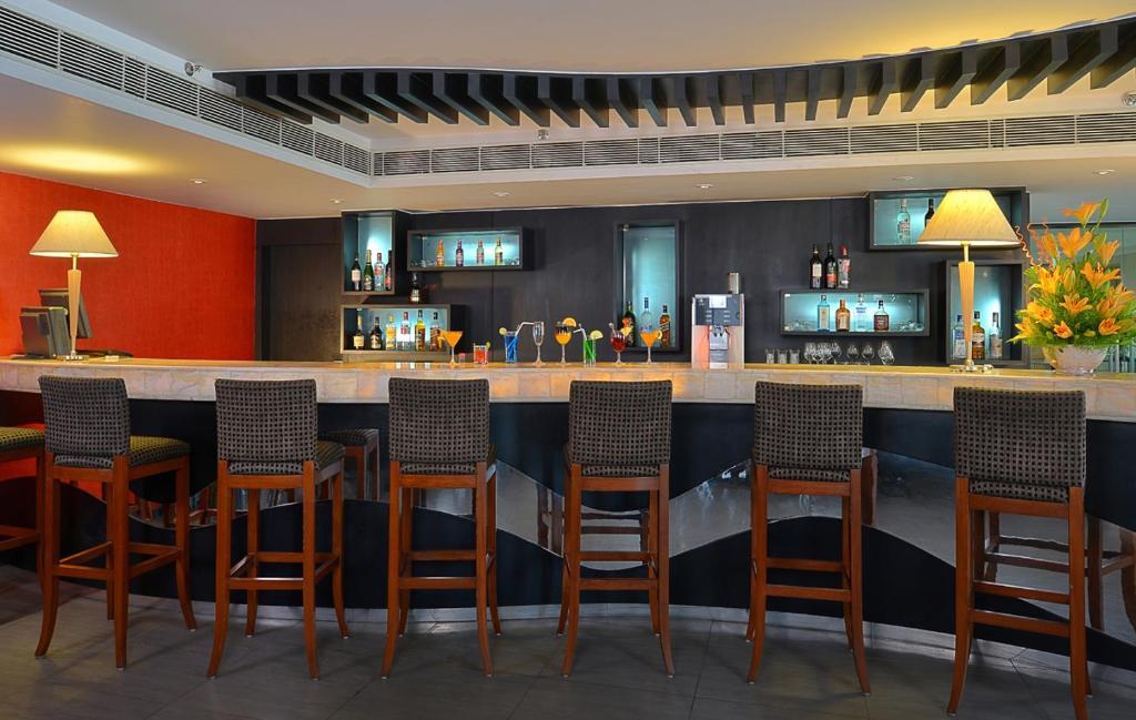 Lounge nebo bar v ubytování Savoy Suites Manesar