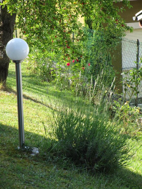 a pole in the grass in a yard at Casa Balducci Bed&Breakfast in Mercatello sul Metauro