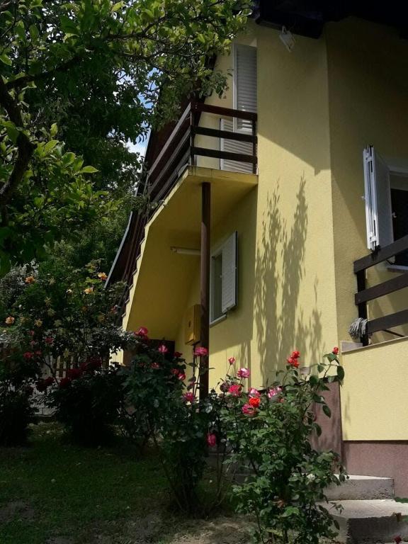 Budova, v ktorej sa dovolenkový dom nachádza