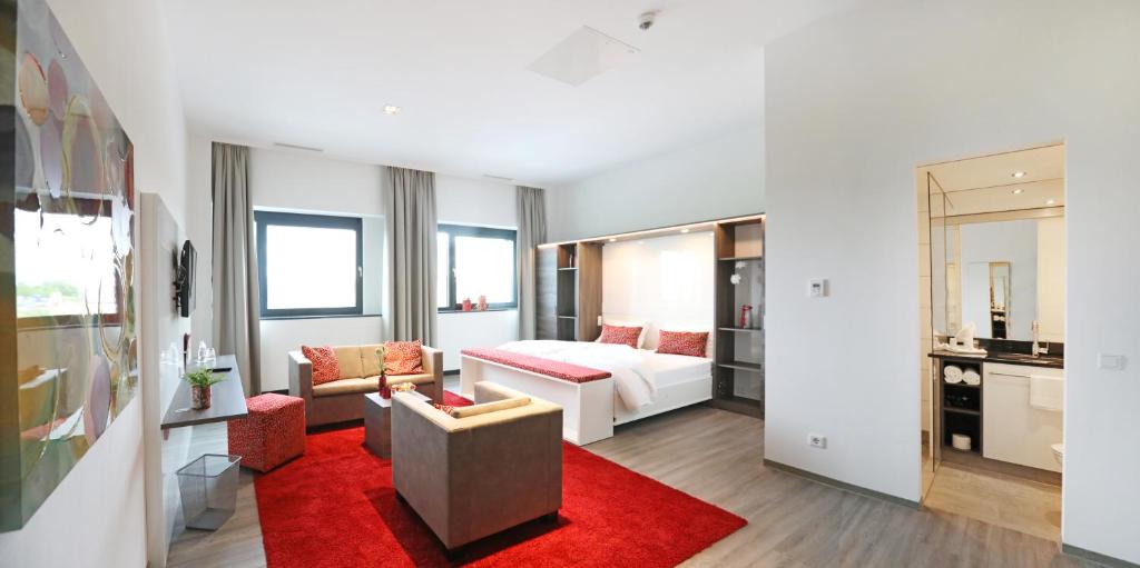 um quarto de hotel com uma cama e um tapete vermelho em 3G Hotel em Fulda