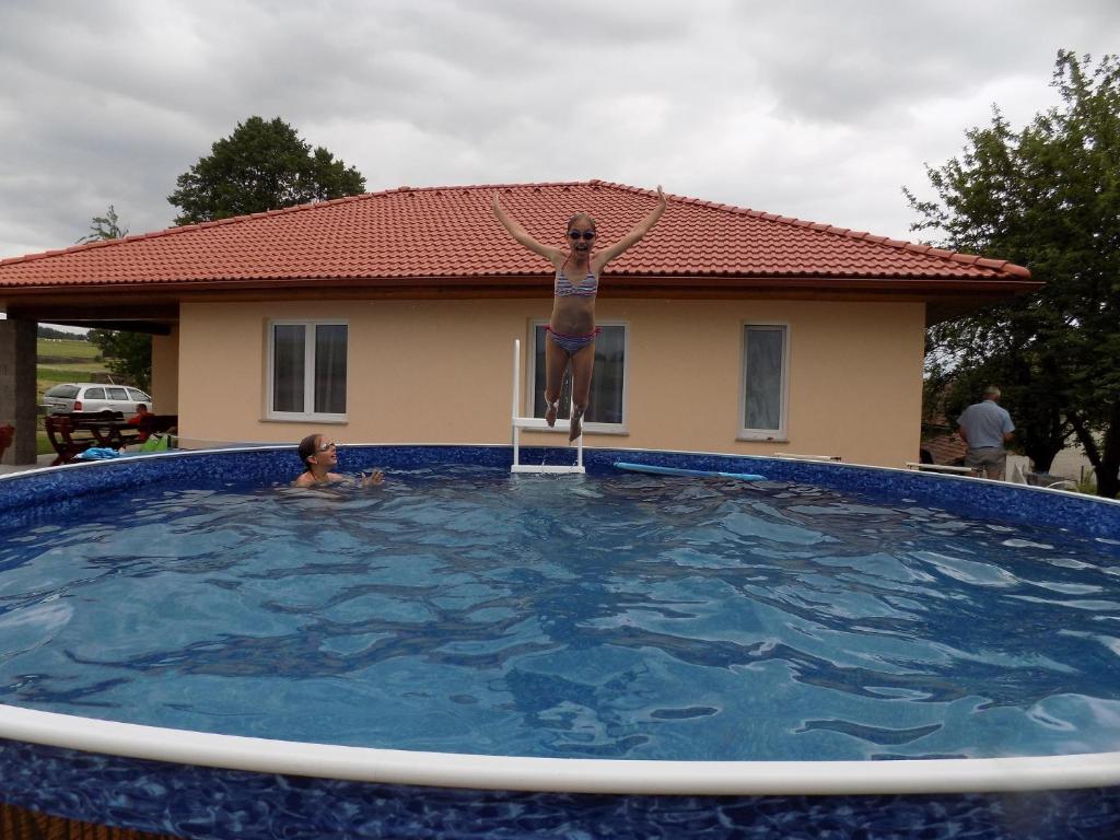 Bazén v ubytování Holiday House Adrelot nebo v jeho okolí