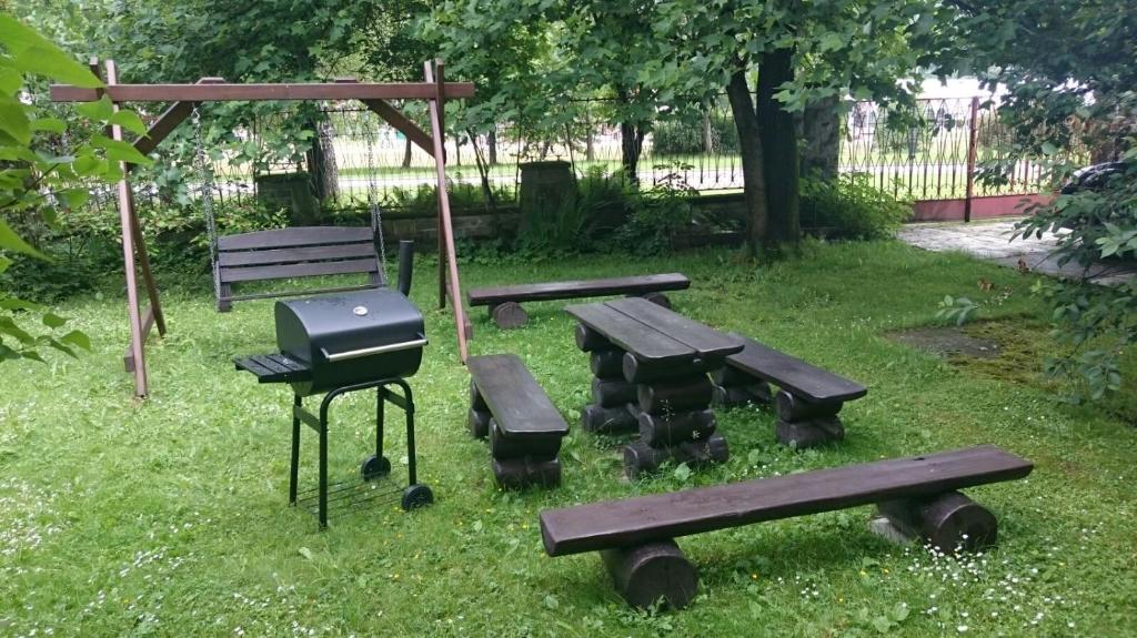 シュチルクにあるPokoje Gościnne ZUZANNAのピクニックテーブル、グリル、ピクニックベンチ