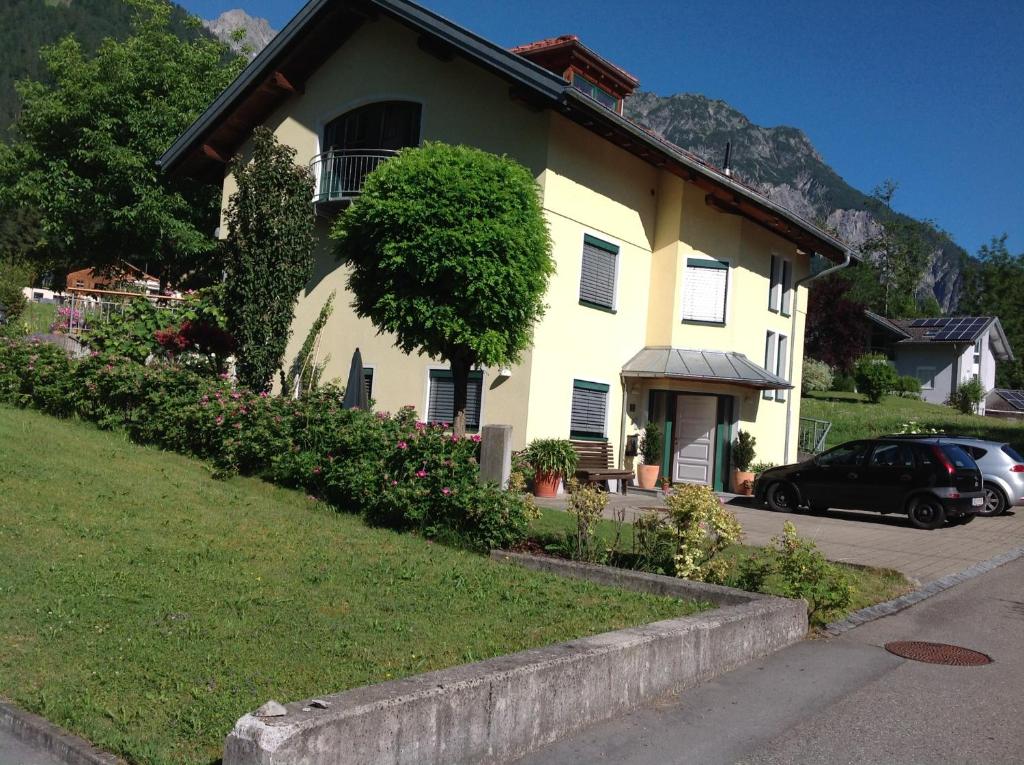 une maison avec une voiture garée devant elle dans l'établissement Appartment Shelley, à Vandans