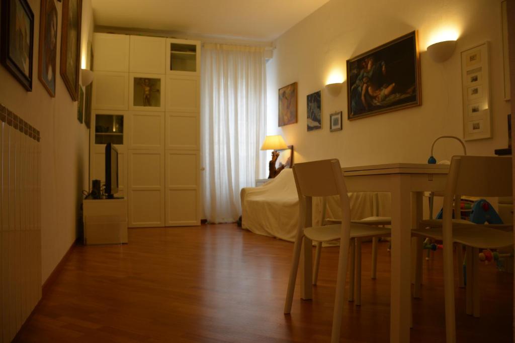 サルザーナにあるIl Fortino - The Refugeのリビングルーム(ベッド1台、テーブル、椅子付)