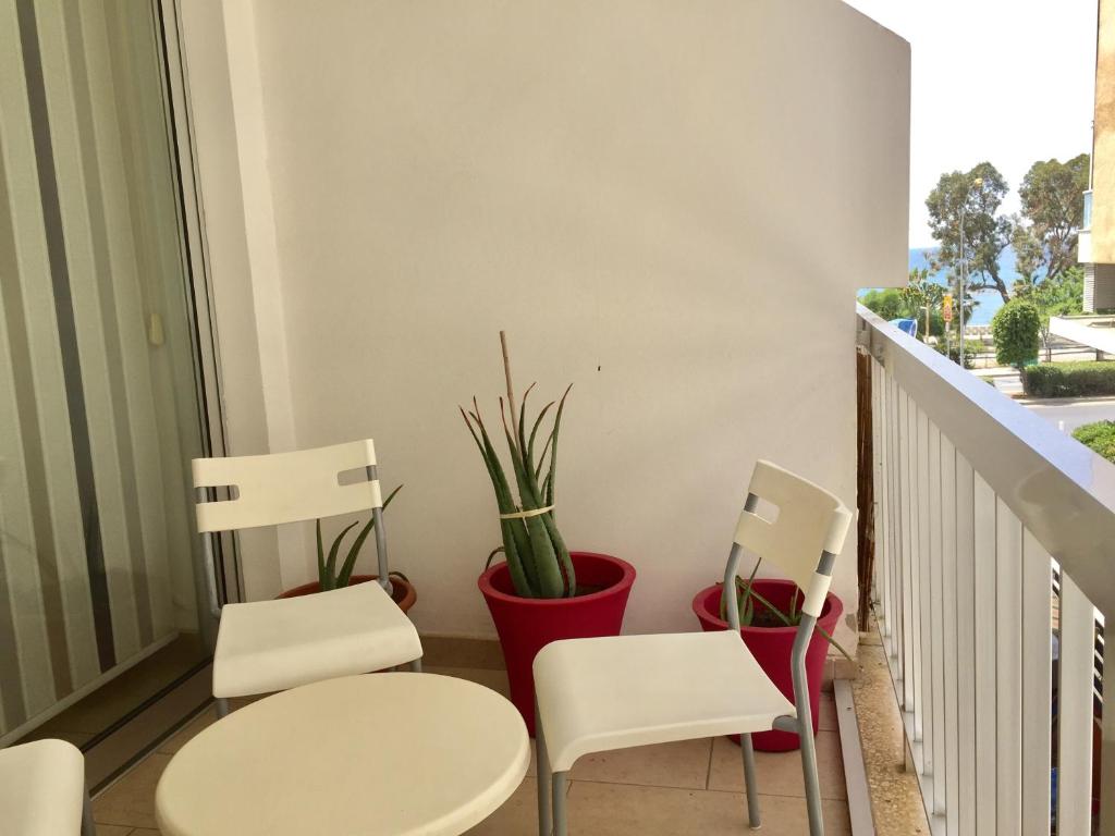 2 stoelen en een tafel op een balkon bij Andreas Apartment in Limassol