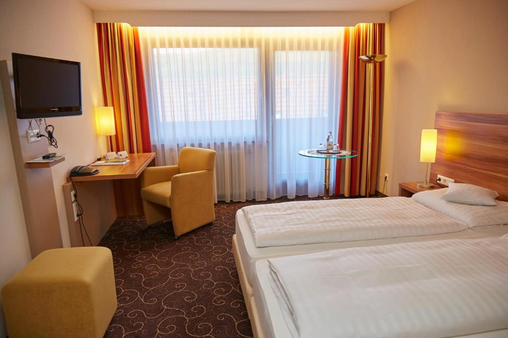 TV a/nebo společenská místnost v ubytování Flair Hotel Weinstube Lochner