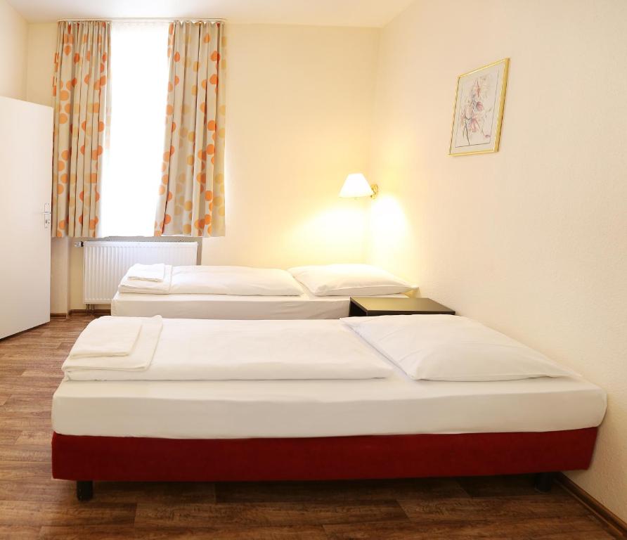 Postel nebo postele na pokoji v ubytování Pension Alpha - Frankfurt City Central Station