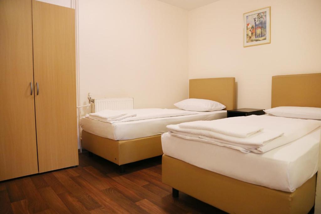 Postel nebo postele na pokoji v ubytování Pension Alpha - Frankfurt City Central Station