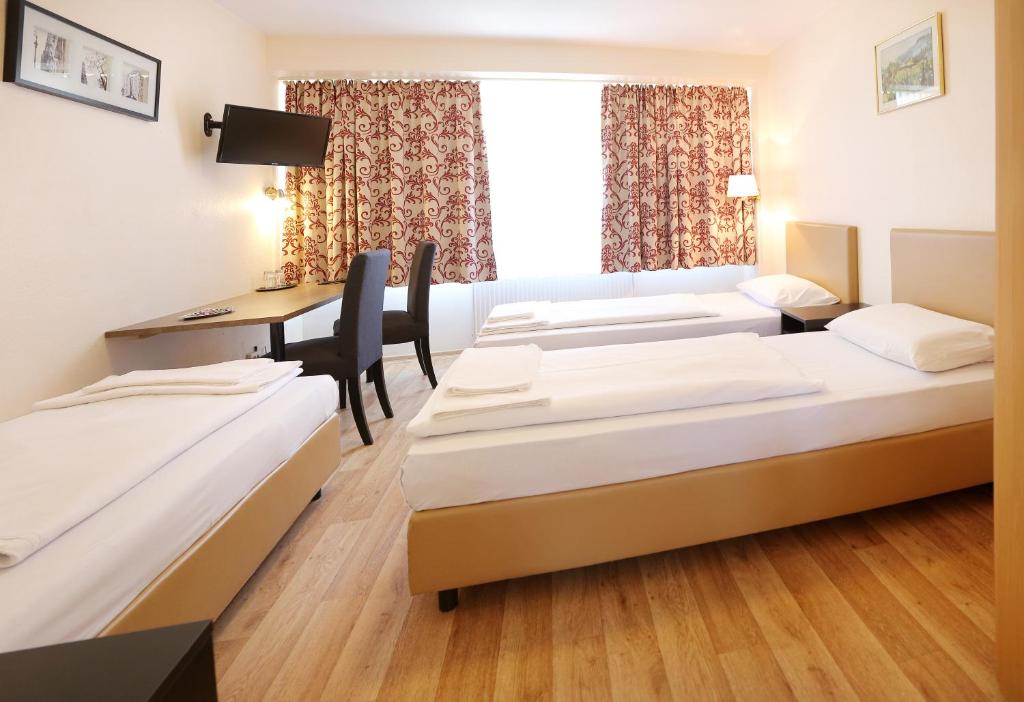 Postel nebo postele na pokoji v ubytování Pension Alpha - Frankfurt City Central Station