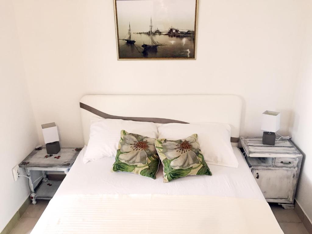 Postel nebo postele na pokoji v ubytování Apartments Sijerkovic