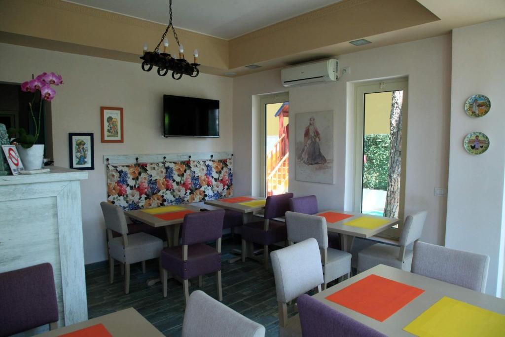 TV a/nebo společenská místnost v ubytování Hotel Princi i Vogel